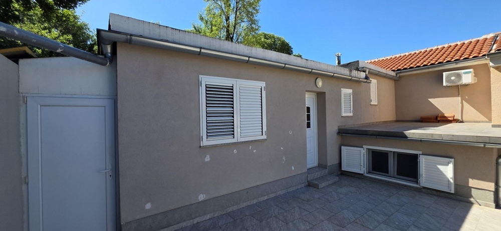 Vue extérieure de la maison à Dramalj