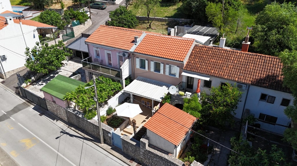 Quartier résidentiel avec maisons près de la mer en Croatie