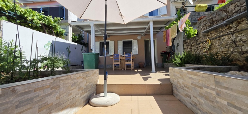 Terrasse couverte avec coin salon extérieur