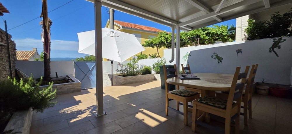 Solarium avec parasol et vue mer