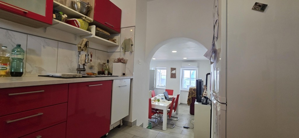 Cuisine avec coin salon attenant