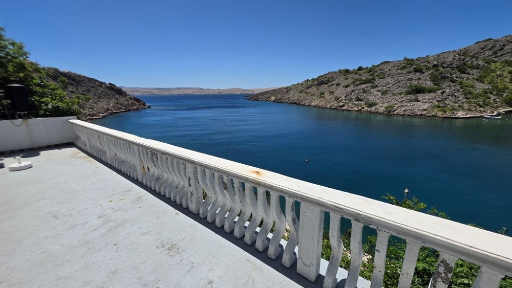 Terrasse avec balustrade et vue mer sur la baie