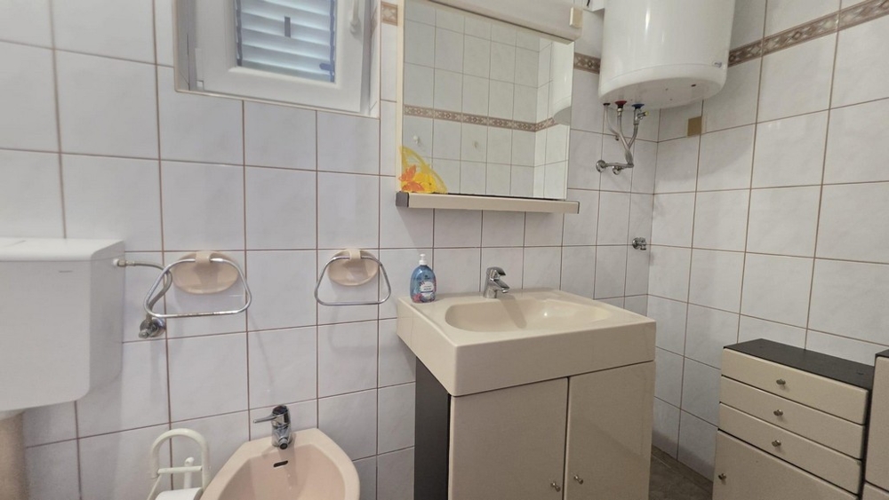 Salle de bains avec vasque et WC