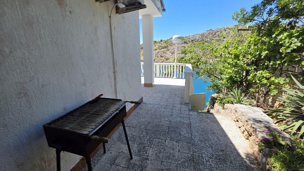 Terrasse extérieure avec barbecue et vue mer en Croatie