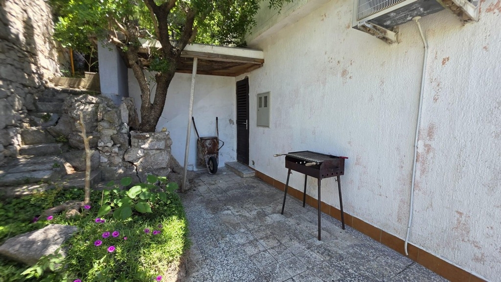 Espace extérieur avec escalier en pierre et barbecue
