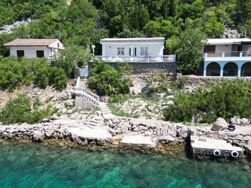 Maison en première ligne au bord de la mer en Croatie