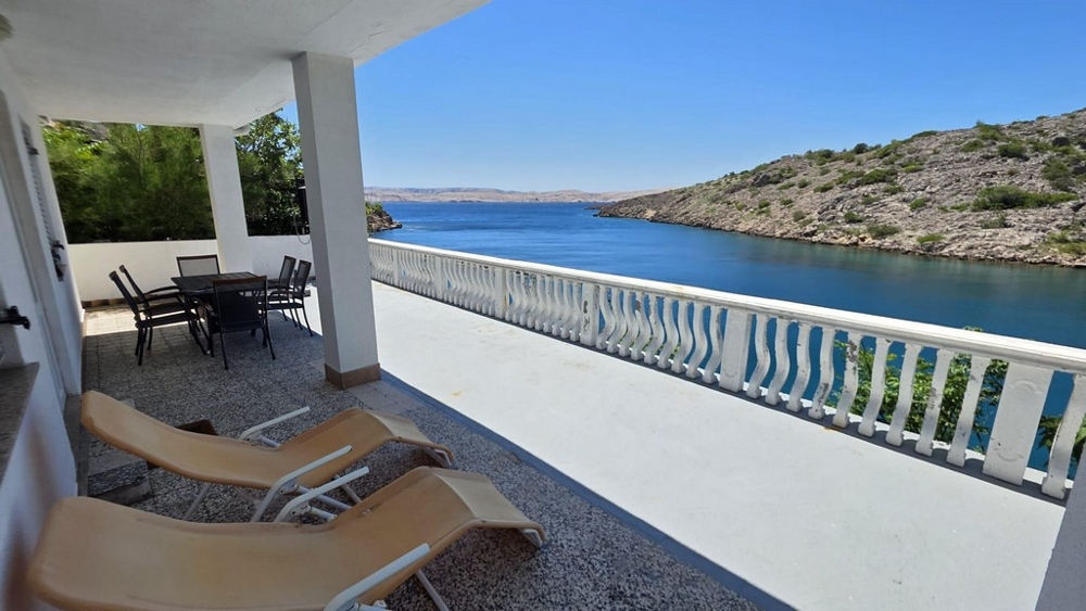 Terrasse couverte avec transats et vue mer