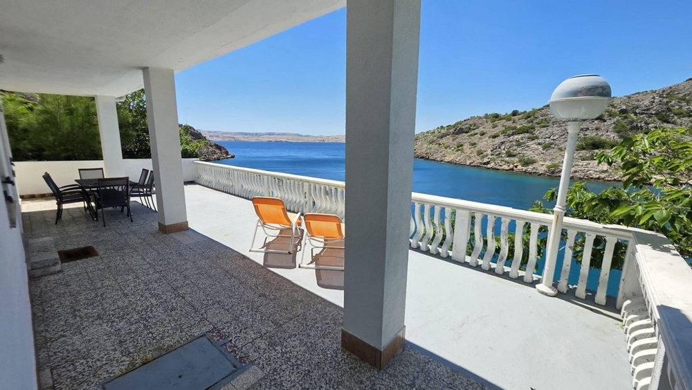 Grande terrasse avec sièges au bord de la mer