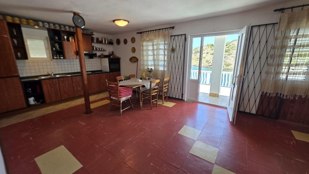 Séjour avec cuisine et accès à la terrasse