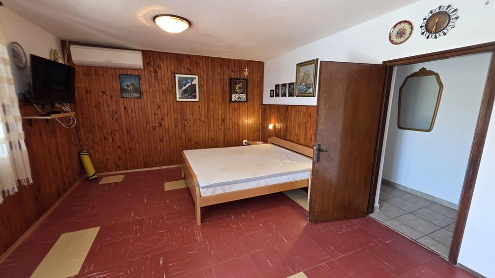 Chambre avec lit double et climatisation