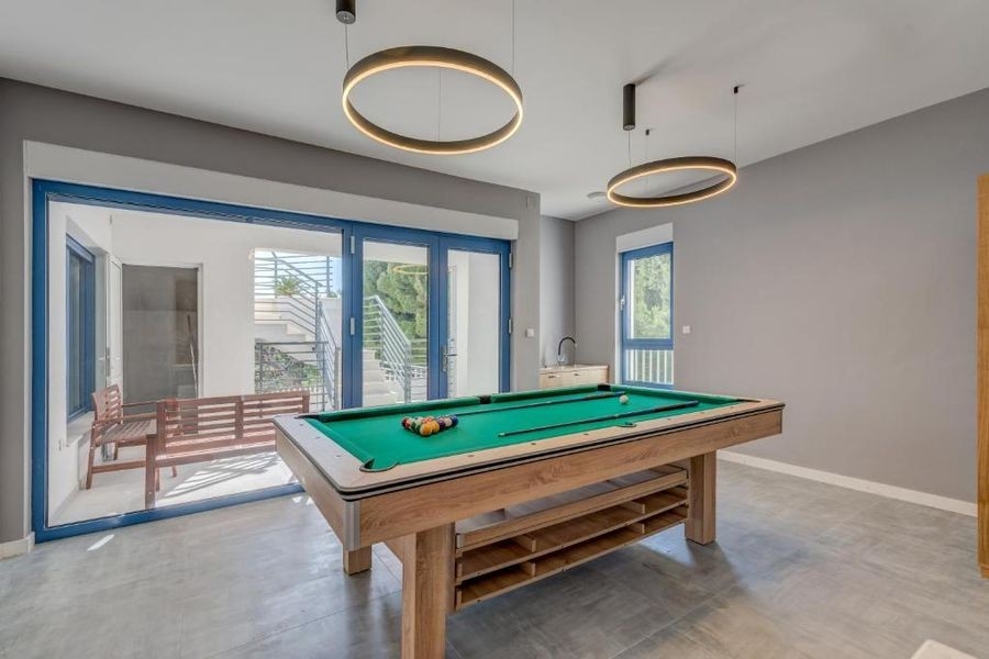 Salle de billard avec accès à la terrasse