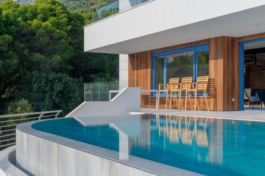 Espace extérieur de la villa avec piscine et terrasse