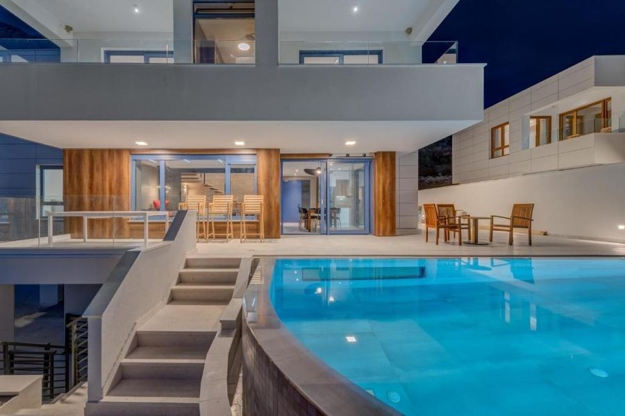 Villa avec piscine au crépuscule