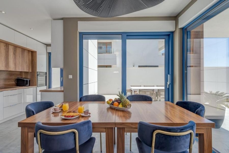 Coin repas de la villa avec vue mer