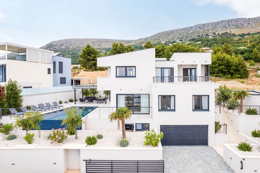 Vue extérieure de la villa avec garage et jardin
