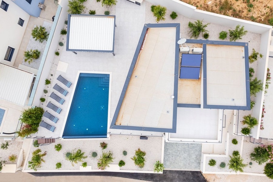 Vue aérienne de la villa avec piscine en Croatie