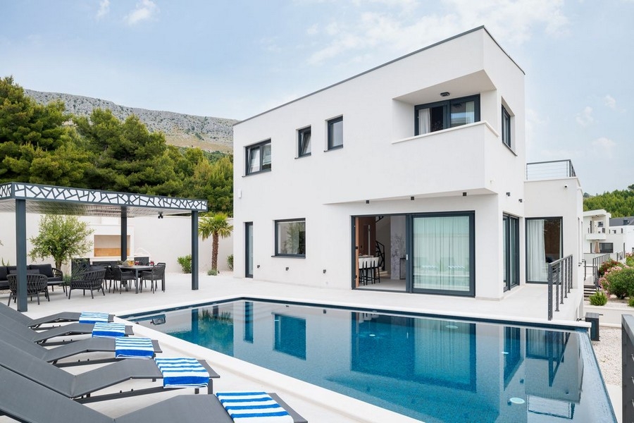 Villa avec piscine à débordement et bains de soleil