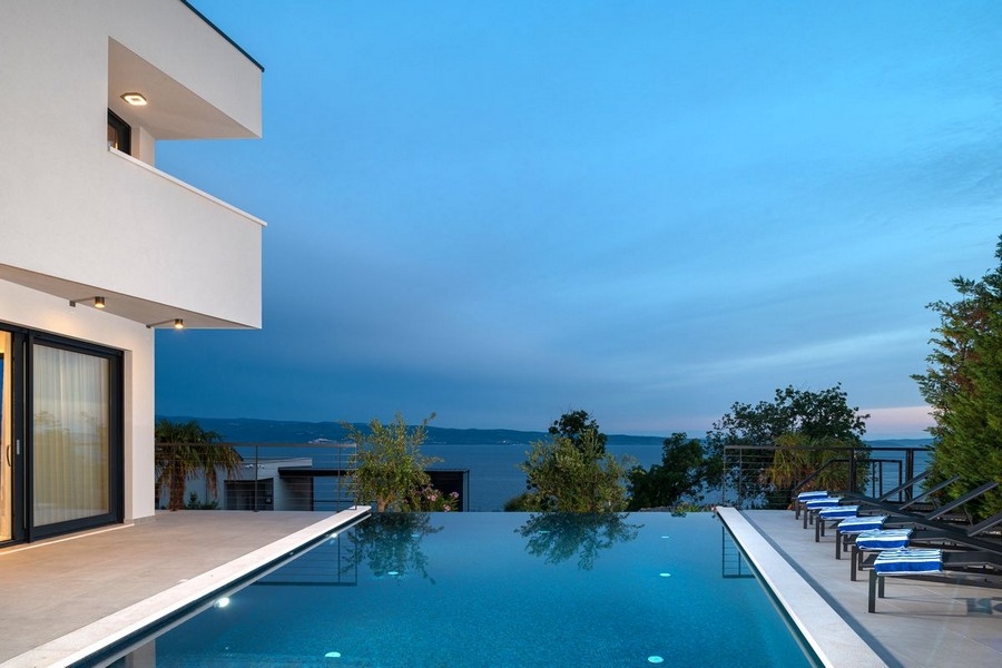 Piscine à débordement avec vue mer le soir