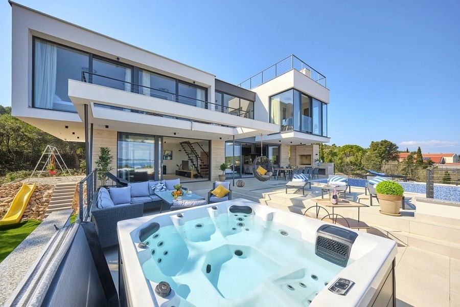 Villa moderne avec piscine et vue mer sur l'île de Pasman