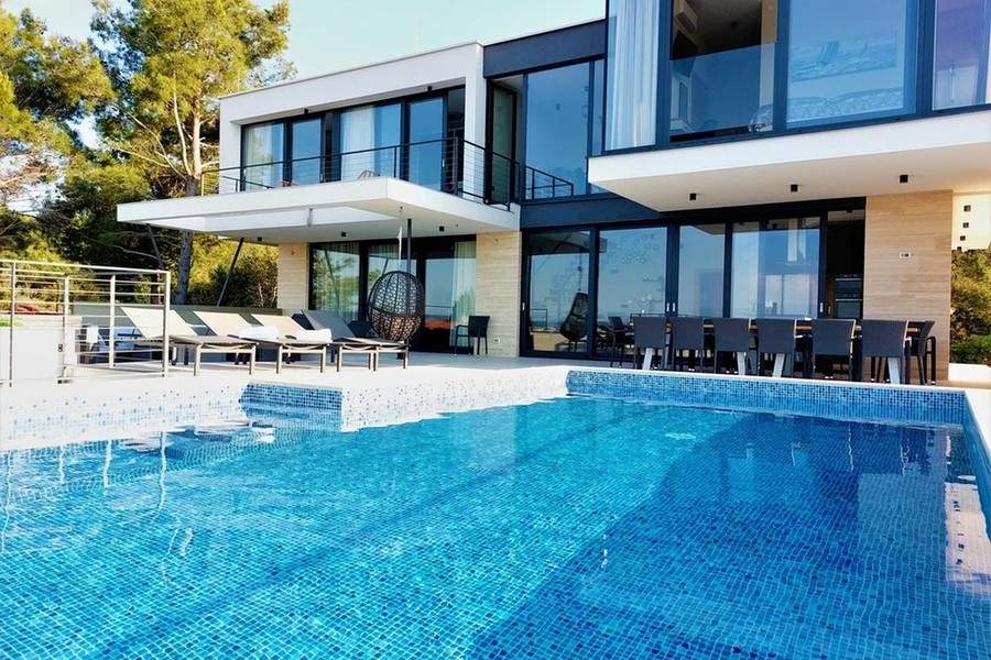 Vue extérieure de la villa de luxe avec piscine chauffée en Croatie