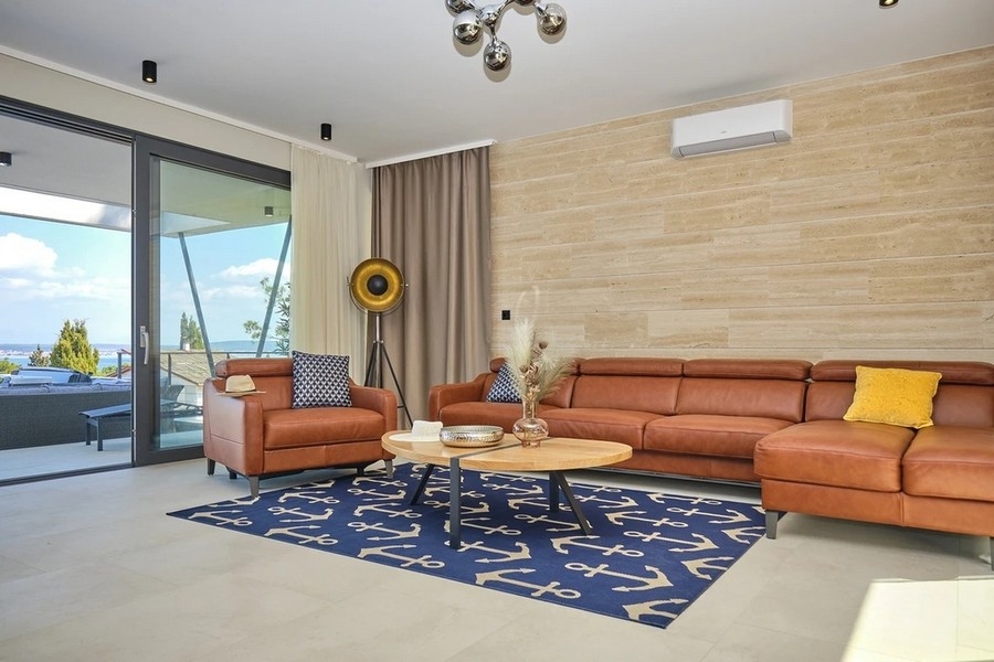 Solarium avec piscine chauffée et vue sur la mer