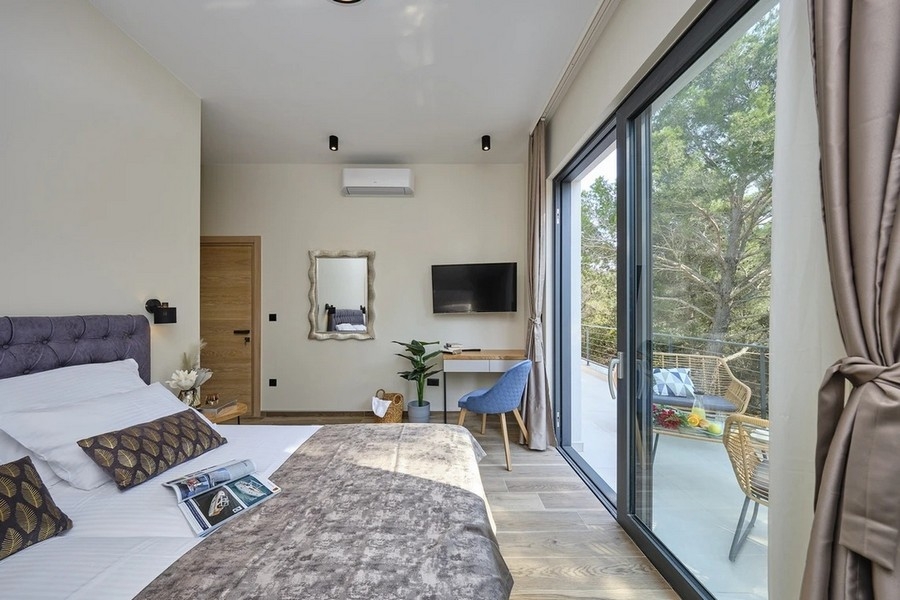 Chambre avec lit king size et vue mer