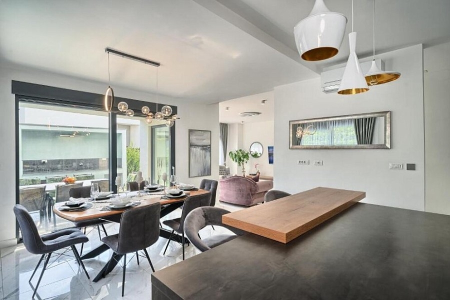 Espace de vie et cuisine ouvert avec table en Croatie