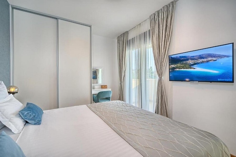 Chambre avec lit double et vue mer en Croatie