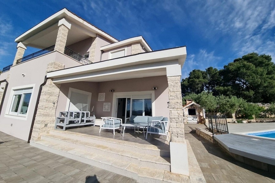 Vue extérieure de la villa avec terrasse couverte