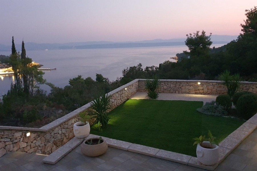 Jardin soigné avec vue mer en Croatie