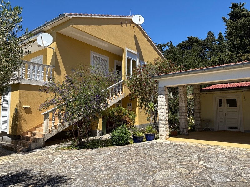 Vue extérieure de la maison familiale avec terrasse couverte à Muline sur Ugljan