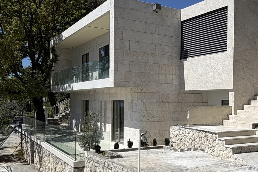 Maison individuelle à façade en pierre à Omis
