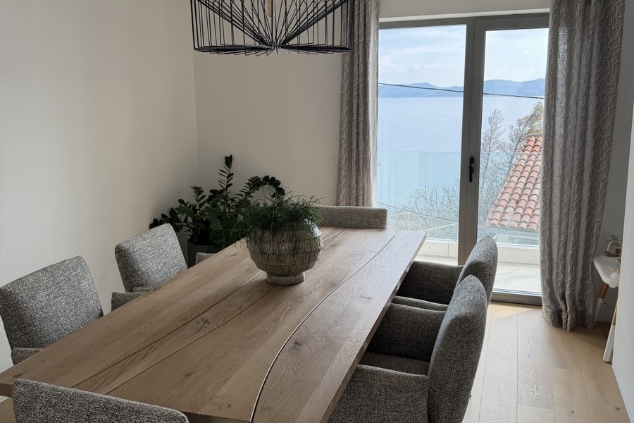 Coin salon avec table et vue mer