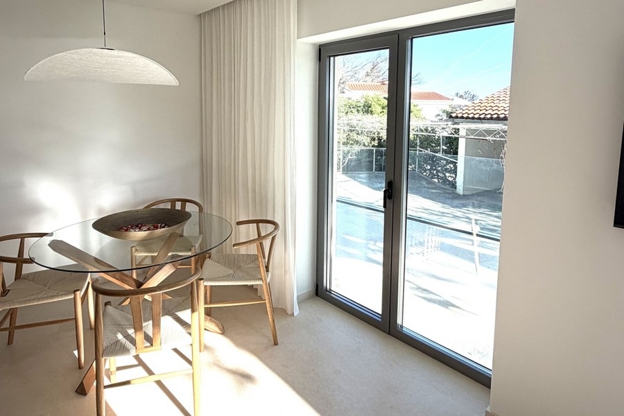 Coin salon avec accès à la terrasse