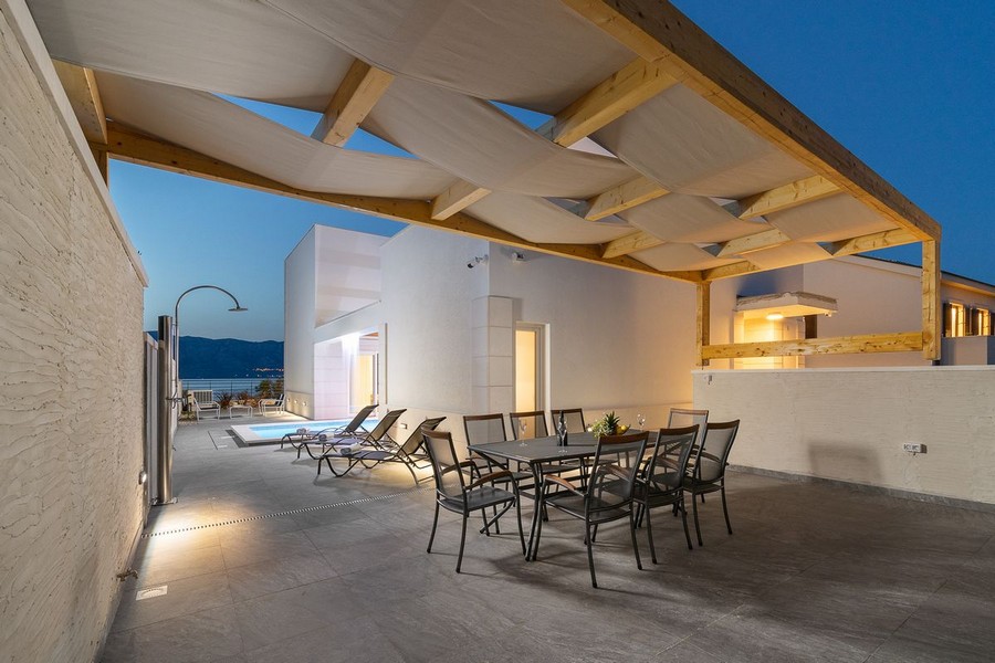 Vue extérieure de la villa avec piscine chauffée
