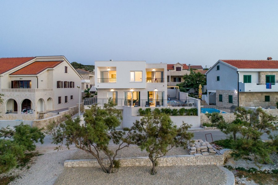 Piscine chauffée de la villa avec vue sur la mer