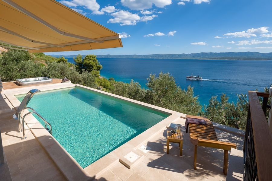 Piscine avec vue mer sur l'île de Brac