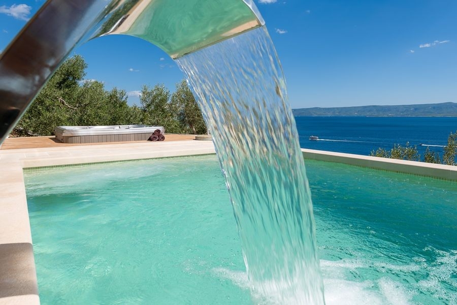 Douche cascade au bord de la piscine avec vue mer