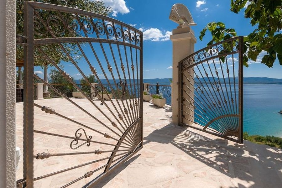 Portail en fer forgé avec vue mer en Croatie