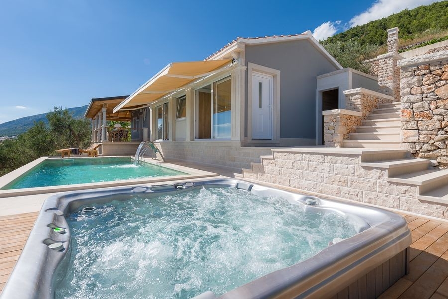 Jacuzzi sur la terrasse avec vue mer