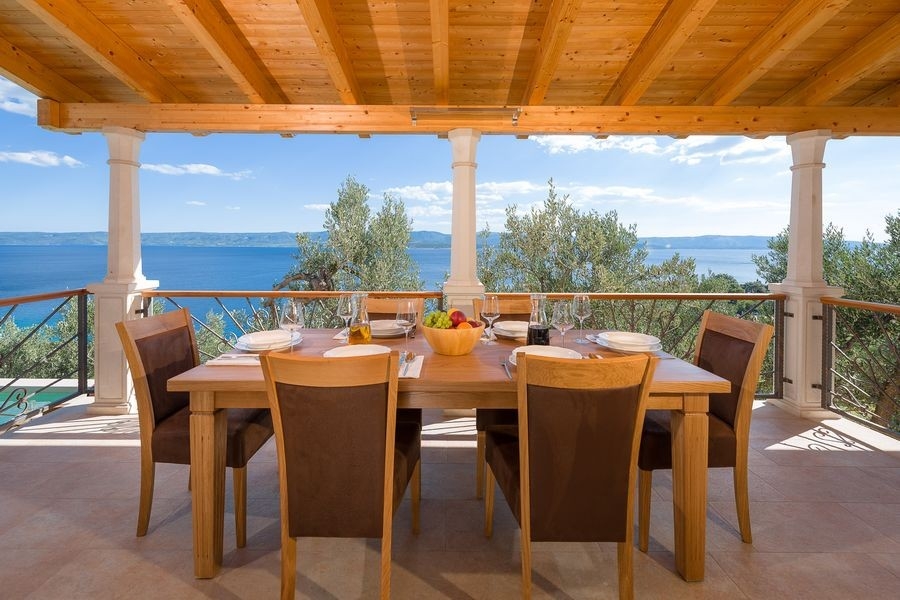 Terrasse couverte avec grande table et chaises