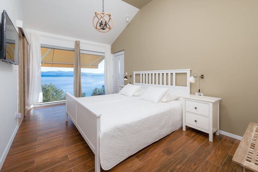 Chambre avec lit double et vue mer