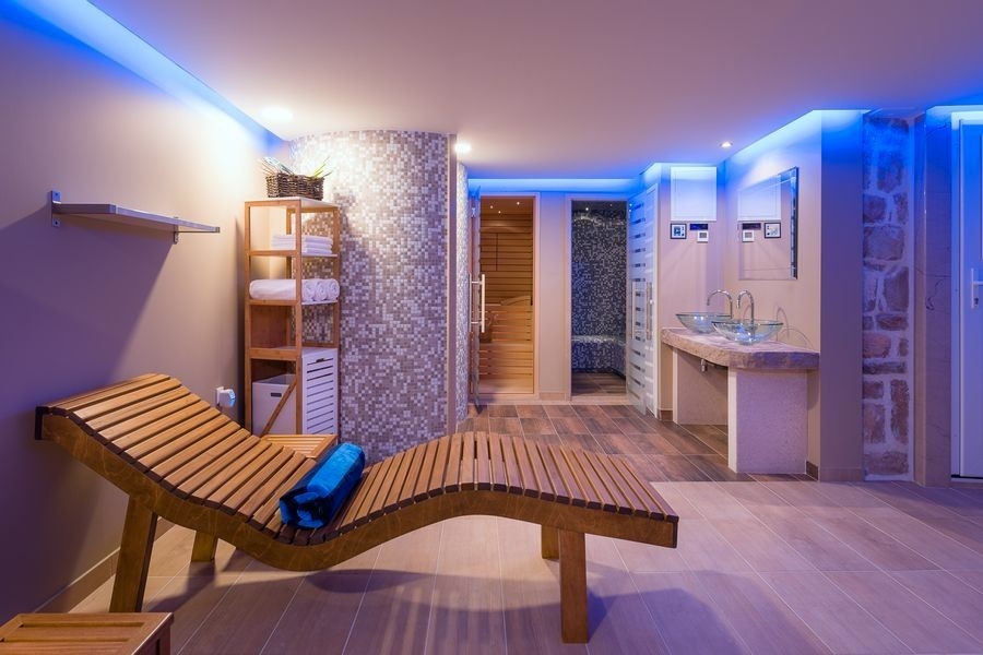 Espace bien-être avec sauna et chaise longue de repos