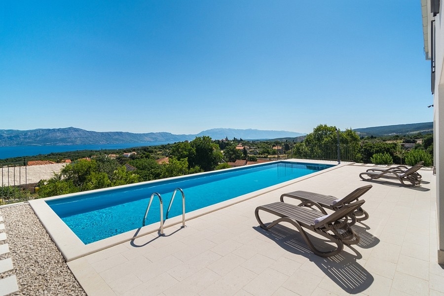 Piscine avec vue mer et bains de soleil