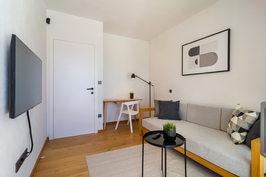 Coin salon avec canapé et téléviseur