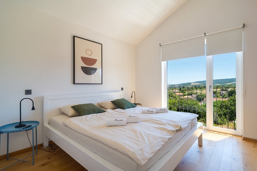 Chambre avec lit double et vue