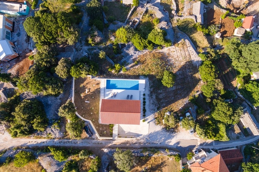Vue aérienne de la maison et de la piscine sur Brac