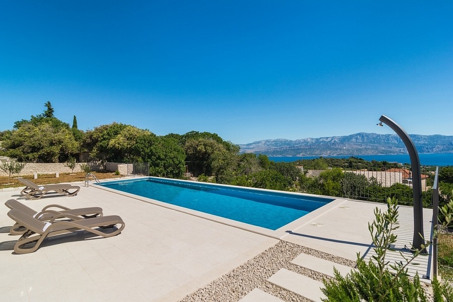 Espace piscine avec vue panoramique sur la mer