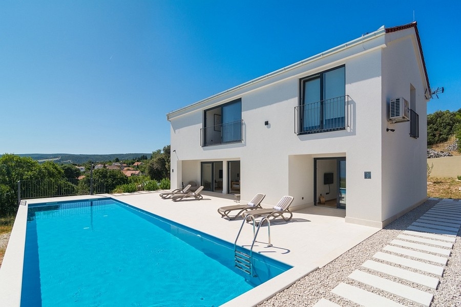 Maison moderne avec piscine et vue mer en Croatie
