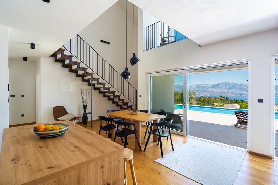 Coin repas avec escalier et accès à la terrasse